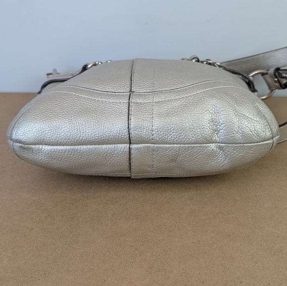 Coach | Chain Duffle #F19722 Crossbody Purse, Silver Toned Leather Bag - Picture 7 of 15